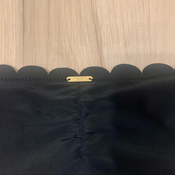 Abercrombie and Fitch Scalloped Bikini Bottom Size Medium - Picture 4 of 5